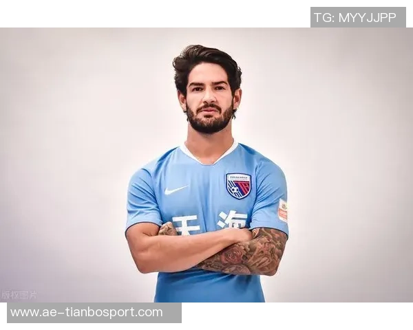 帕托在国际足联活动中与皮耶罗和辛纳亲密合影引发热议